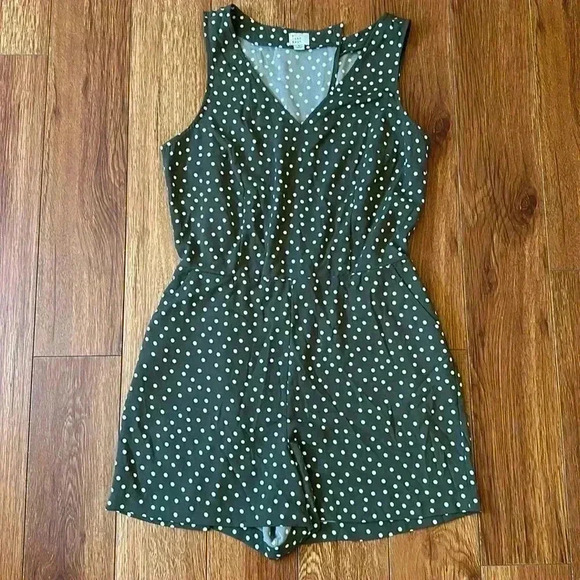 Olive polka dot romper - Picture 1 of 4